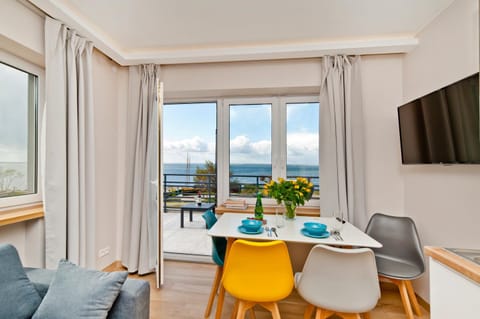 Day, Natural landscape, TV and multimedia, View (from property/room), Balcony/Terrace, Living room, Dining area, Sea view