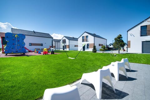 Property building, Facade/entrance, Activities, Garden, On site, Garden view