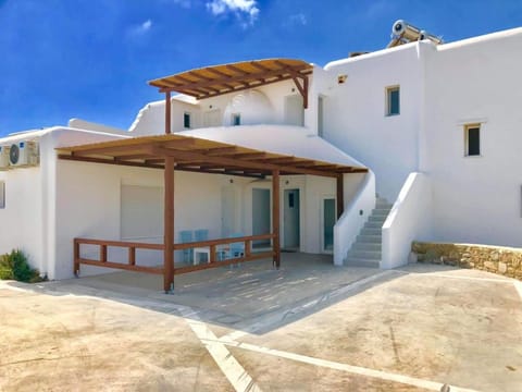 Property building, Patio, Facade/entrance