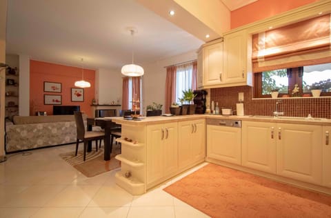 TV and multimedia, Kitchen or kitchenette, Living room, Seating area, Dining area