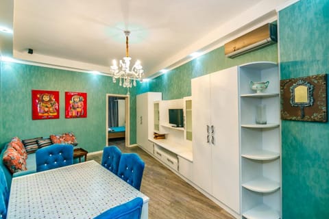 Bed, TV and multimedia, Living room, Seating area, internet, wardrobe