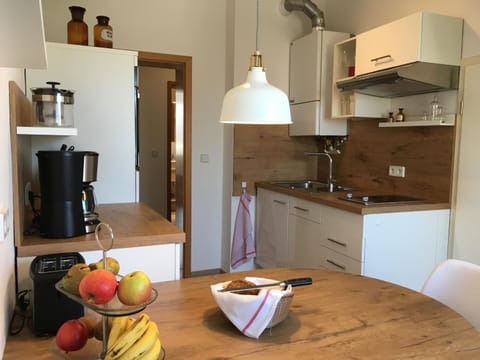 Coffee/tea facilities, Kitchen or kitchenette, Seating area, Dining area
