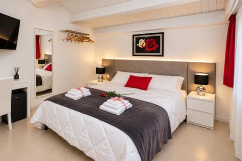 Bed, TV and multimedia, Photo of the whole room, Bedroom, towels