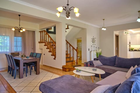 Living room, Seating area, Dining area