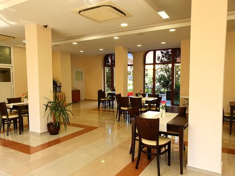 Restaurant/places to eat, Living room, Banquet/Function facilities, Seating area, Area and facilities