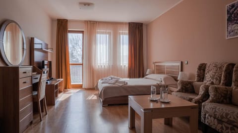 Bed, TV and multimedia, Living room, Photo of the whole room, Seating area, Bedroom