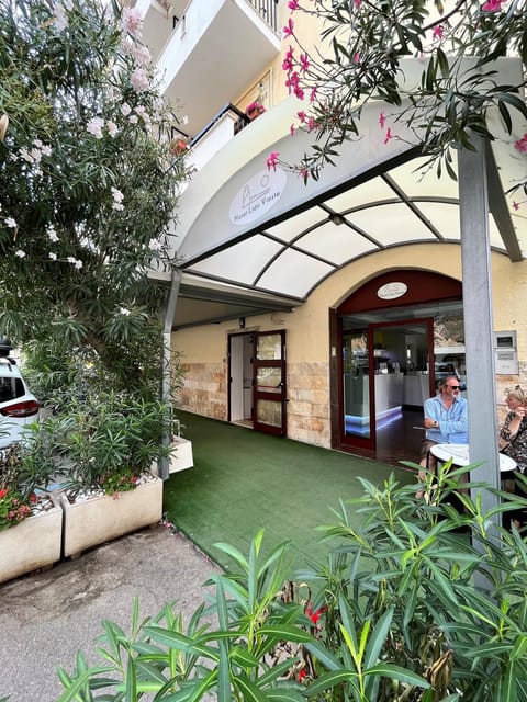 Property building, Facade/entrance, Garden, Balcony/Terrace, Lobby or reception, Breakfast