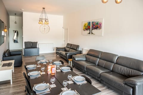 LIONHEART LARGE LUXURY ACCESSIBLE LODGE - Sleeps 12 ,Dog Friendly,Near Sherwood Forest at Fairview Farm Nottingham great for Family Gatherings ,Groups ,Parties House in Newark and Sherwood District