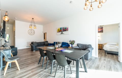 LIONHEART LARGE LUXURY ACCESSIBLE LODGE - Sleeps 12 ,Dog Friendly,Near Sherwood Forest at Fairview Farm Nottingham great for Family Gatherings ,Groups ,Parties House in Newark and Sherwood District