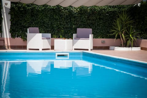 Day, Natural landscape, Decorative detail, Swimming pool, Swimming pool