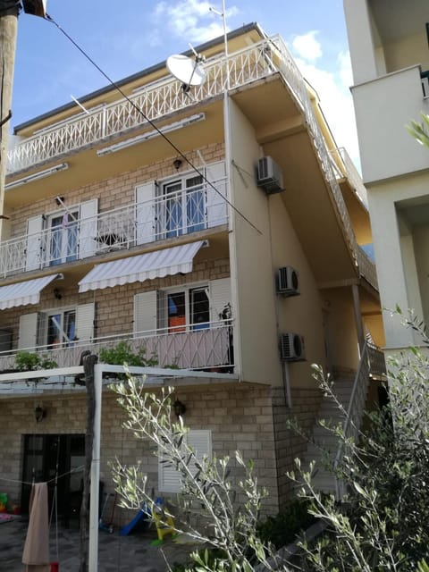 Property building, Facade/entrance, Day, Balcony/Terrace, On site