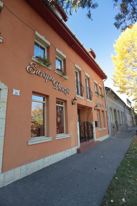 Facade/entrance