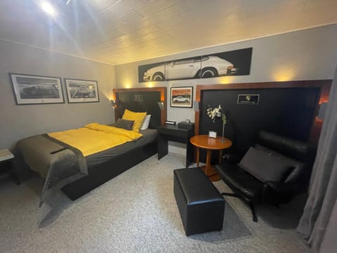 TV and multimedia, Seating area, Bedroom