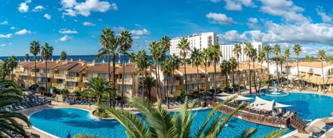 Property building, Garden, Balcony/Terrace, Pool view, Area and facilities, Swimming pool