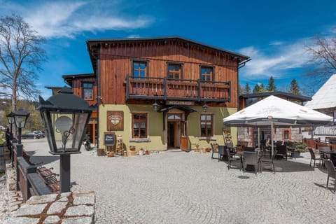 Property building, Restaurant/places to eat