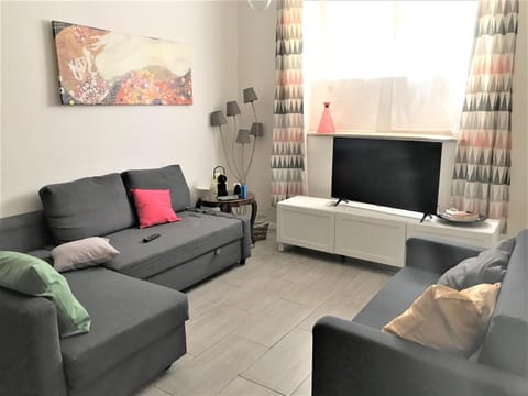 TV and multimedia, Living room, Evening entertainment