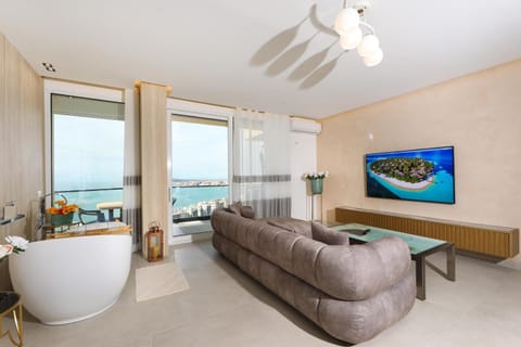 Natural landscape, TV and multimedia, View (from property/room), Seating area