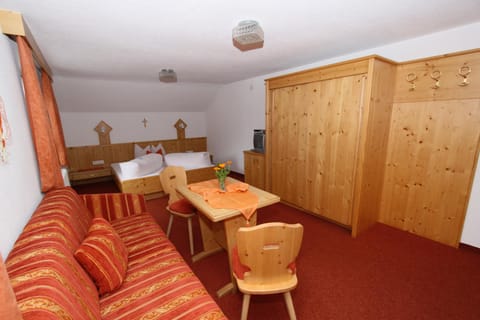 Photo of the whole room, Seating area