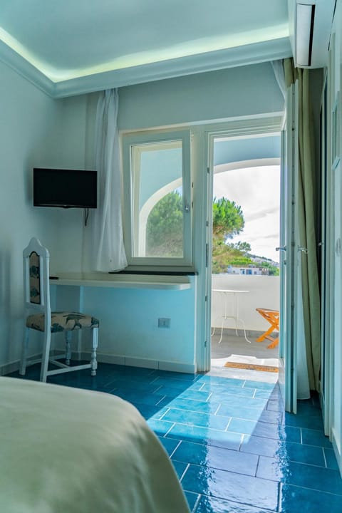 Bed, TV and multimedia, Bedroom