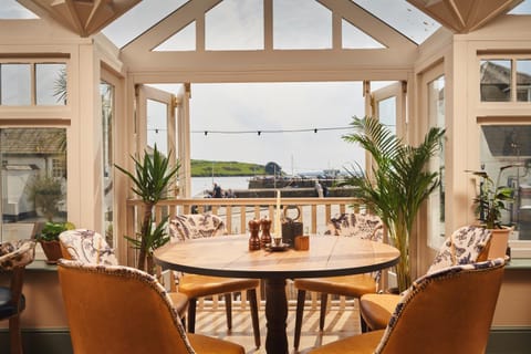 Restaurant/places to eat, Seating area, Dining area