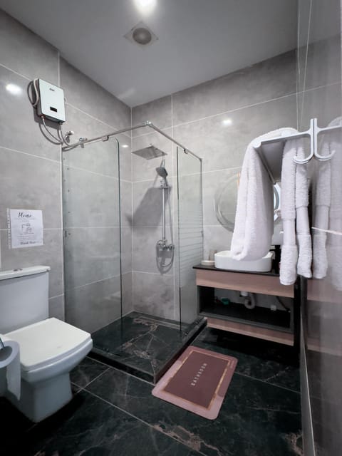 Shower, Toilet, Bathroom, towels