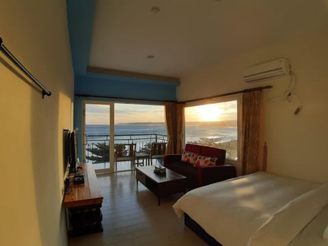Photo of the whole room, Sea view
