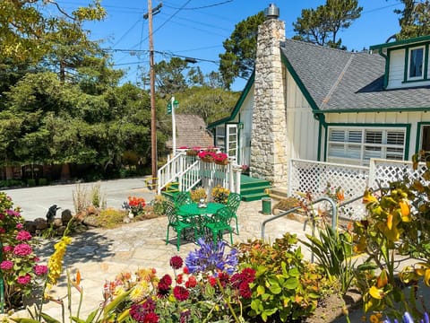 Property building, Day, Garden, Garden view