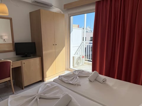 Bed, Balcony/Terrace, Photo of the whole room, Bedroom, towels, wardrobe