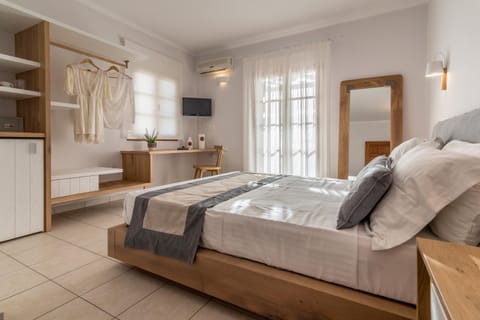 Bed, Coffee/tea facilities, Photo of the whole room, Bedroom, City view, Landmark view, Mountain view, Sea view, Quiet street view