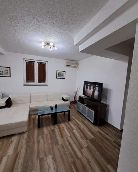 TV and multimedia, Living room, Evening entertainment