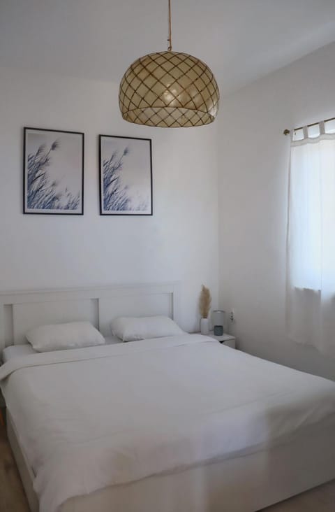 Property building, Bed, Bedroom, City view, Mountain view, Street view, microwave