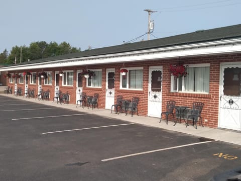 Property building, Patio, Facade/entrance