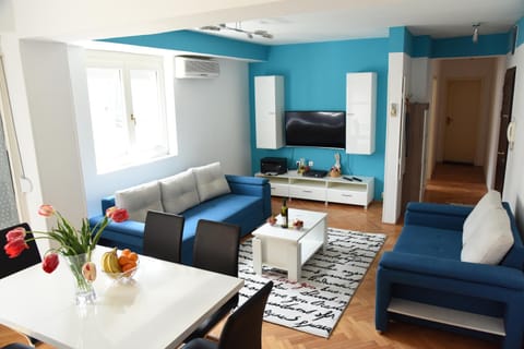 TV and multimedia, Living room, Seating area, air conditioner