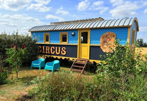 La roulotte CIRCUS des Grillots Campground/ 
RV Resort in Bourgogne-Franche-Comté