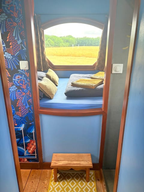 La roulotte CIRCUS des Grillots Campground/ 
RV Resort in Bourgogne-Franche-Comté