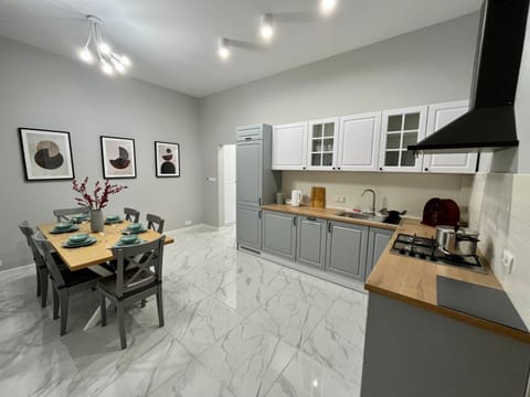 Kitchen or kitchenette, Dining area, Communal kitchen