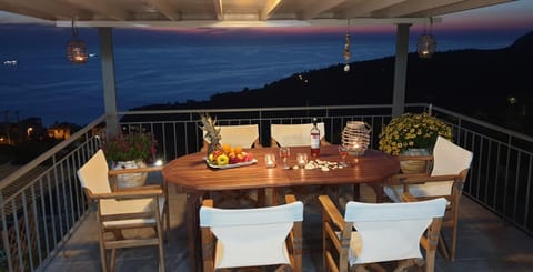 Night, Summer, BBQ facilities, Balcony/Terrace, Food and drinks, Decorative detail, On site, Sea view, Drinks