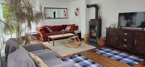 TV and multimedia, Living room, Seating area, Evening entertainment