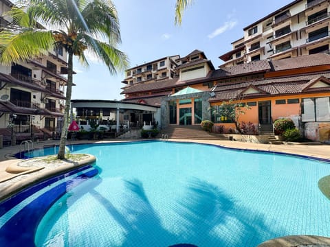 Property building, Day, Pool view, Swimming pool