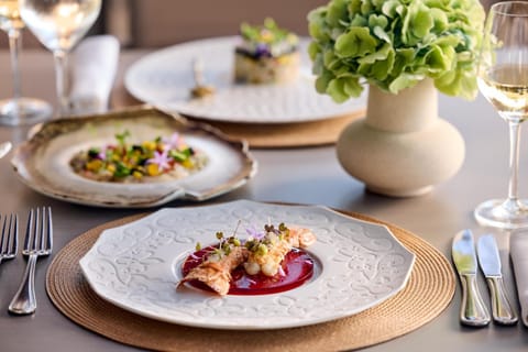 Restaurant/places to eat, Food and drinks, Dining area