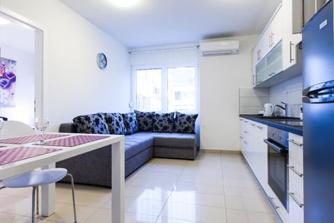Kitchen or kitchenette, Seating area