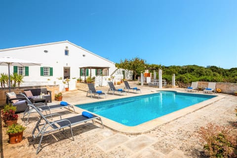 Property building, Day, Pool view, Swimming pool, sunbed
