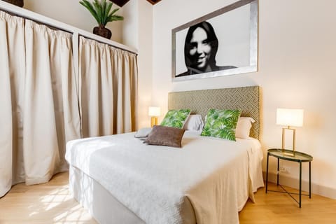 TV and multimedia, Photo of the whole room, Decorative detail, Bedroom