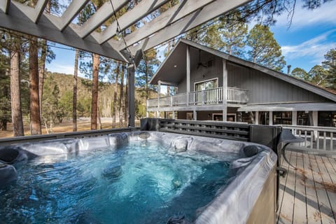 Property building, Patio, Natural landscape, Garden, Hot Tub, Balcony/Terrace, Mountain view