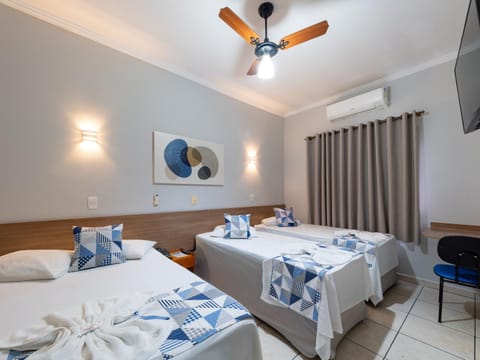 Bed, TV and multimedia, Photo of the whole room, air conditioner