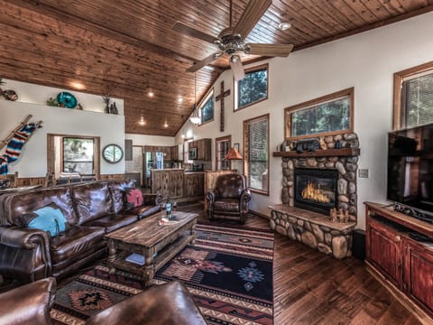 TV and multimedia, Kitchen or kitchenette, Living room, Seating area, fireplace, furniture
