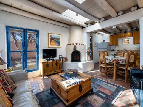 TV and multimedia, Kitchen or kitchenette, Living room, Seating area, Dining area, Bedroom, fireplace, furniture