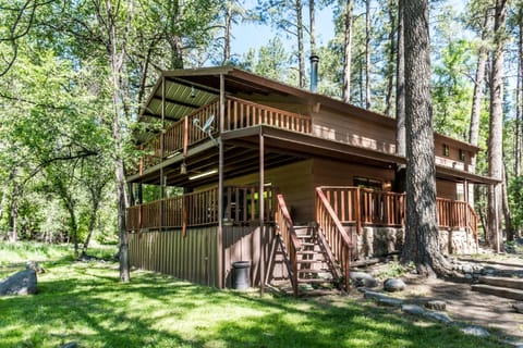 Property building, Patio, Natural landscape, Garden, Balcony/Terrace