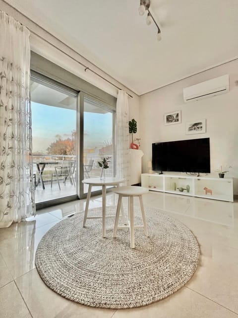 TV and multimedia, Living room, Seating area, air conditioner