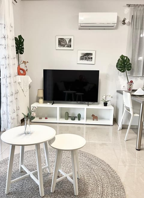 TV and multimedia, Living room, Decorative detail, Seating area, air conditioner